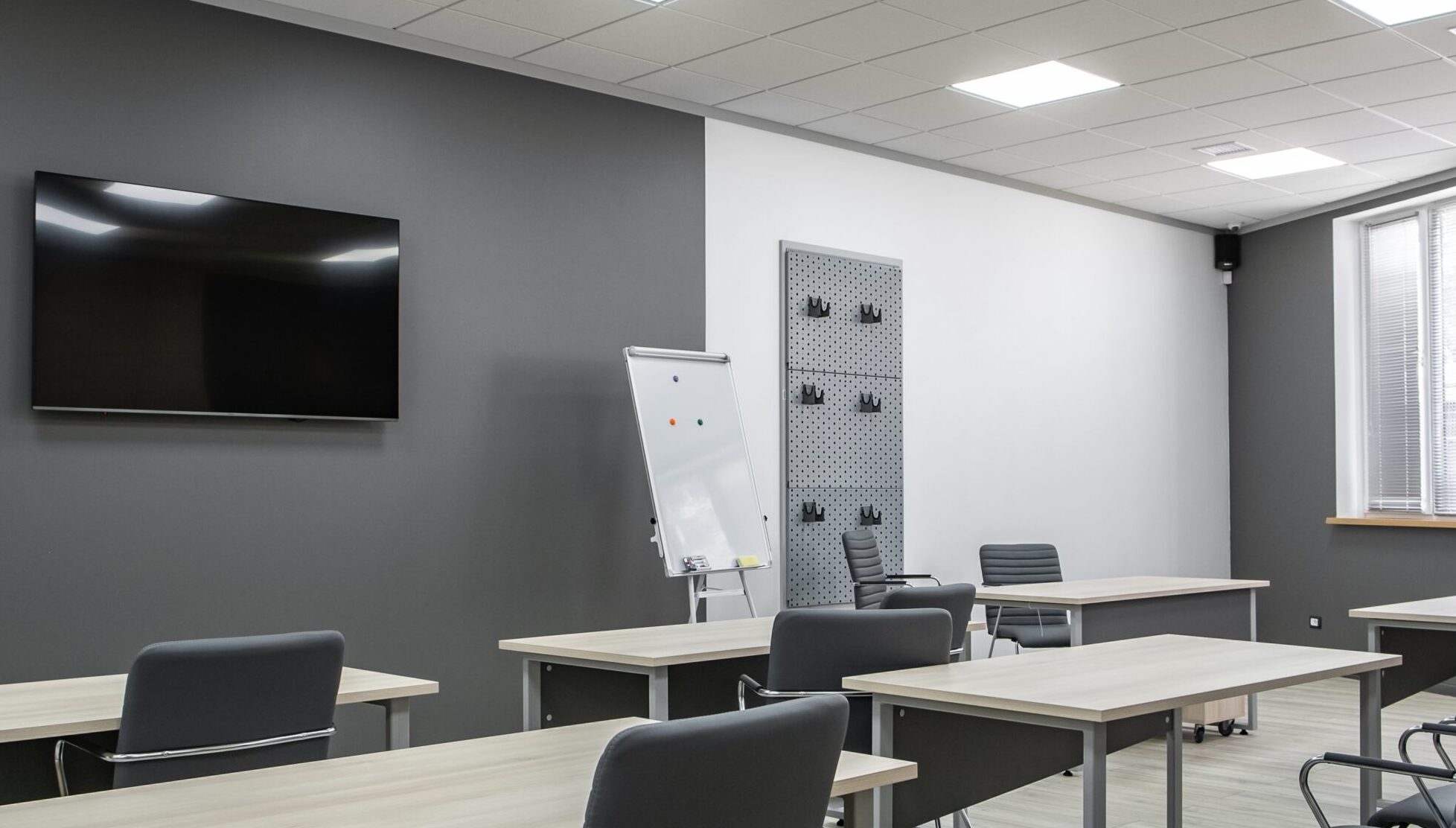 Modern,classroom,or,office,space,with,desks,and,chairs,,a